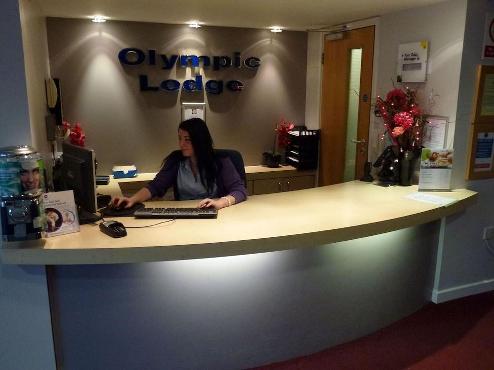 The Olympic Lodge Aylesbury  Exteriör bild